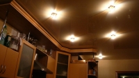 лаковый натяжной потолок на кухне